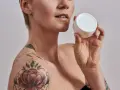 Nivea na tatuaż: Czy to bezpieczne? Sprawdź, zanim popełnisz błąd