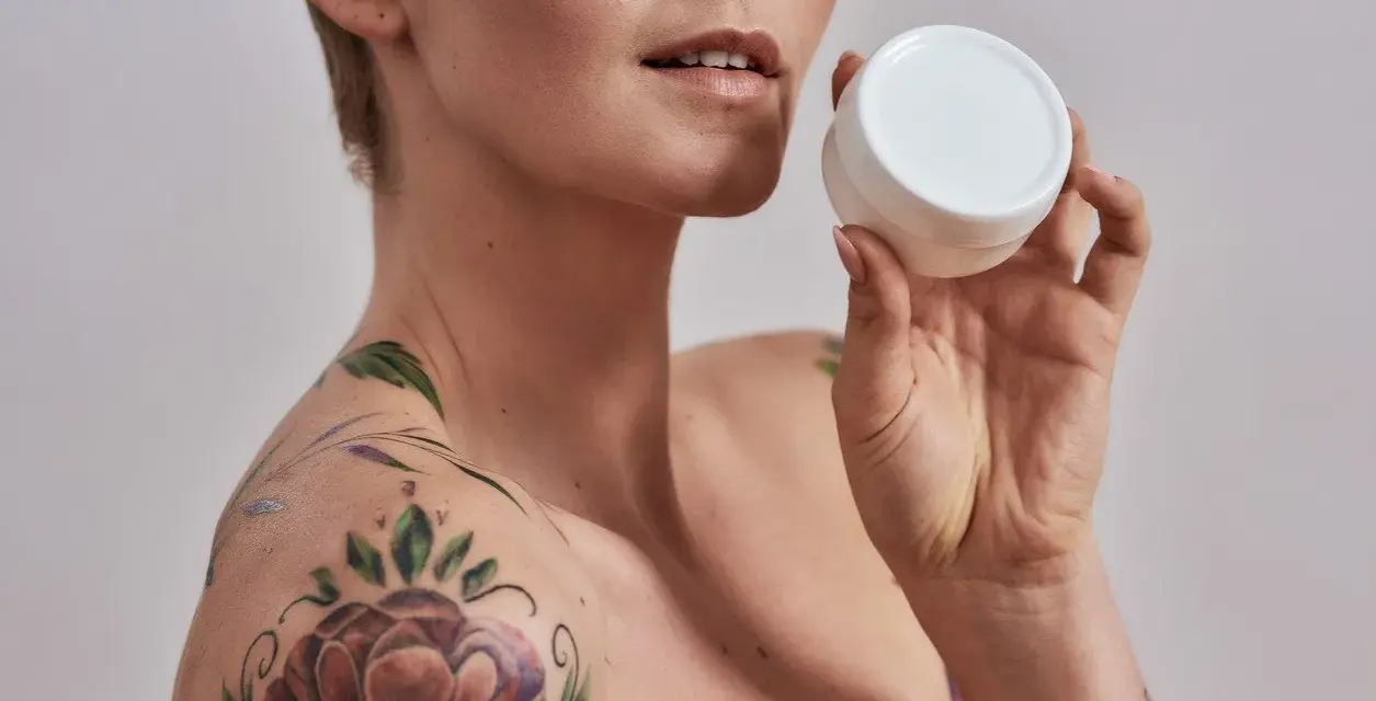 Nivea na tatuaż: Czy to bezpieczne? Sprawdź, zanim popełnisz błąd