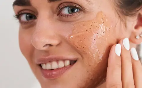 Peeling enzymatyczny: Jak stosować? Uniknij błędów, ciesz się cerą!