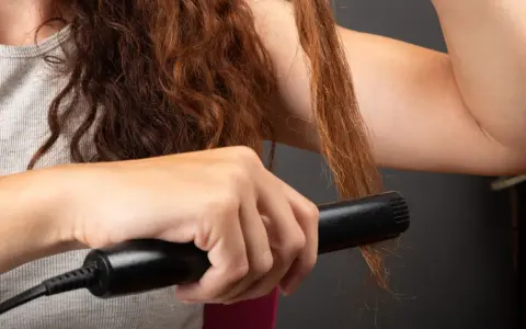 Loki prostownicą: idealne fale na dłużej? Sprawdź mój trik!