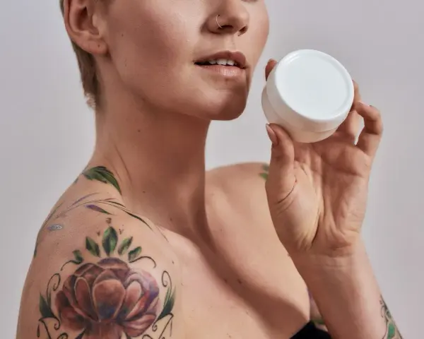 Nivea na tatuaż: Czy to bezpieczne? Sprawdź, zanim popełnisz błąd