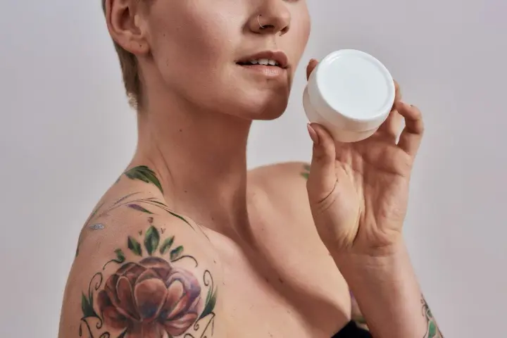 Nivea na tatuaż: Czy to bezpieczne? Sprawdź, zanim popełnisz błąd