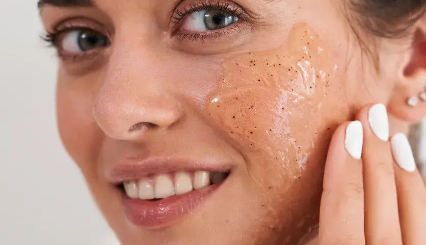 Peeling enzymatyczny: Jak stosować? Uniknij błędów, ciesz się cerą!