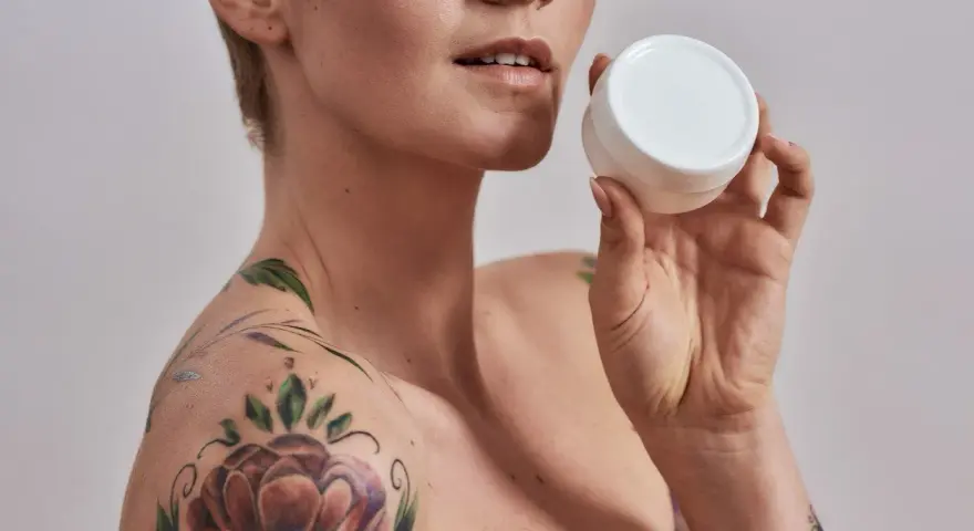 Nivea na tatuaż: Czy to bezpieczne? Sprawdź, zanim popełnisz błąd